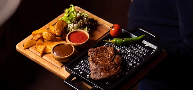 Salón de Asadazo y detalles de la parrilla