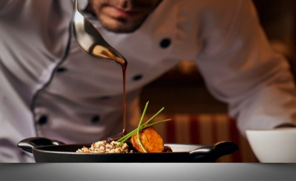 Chef preparando un plato