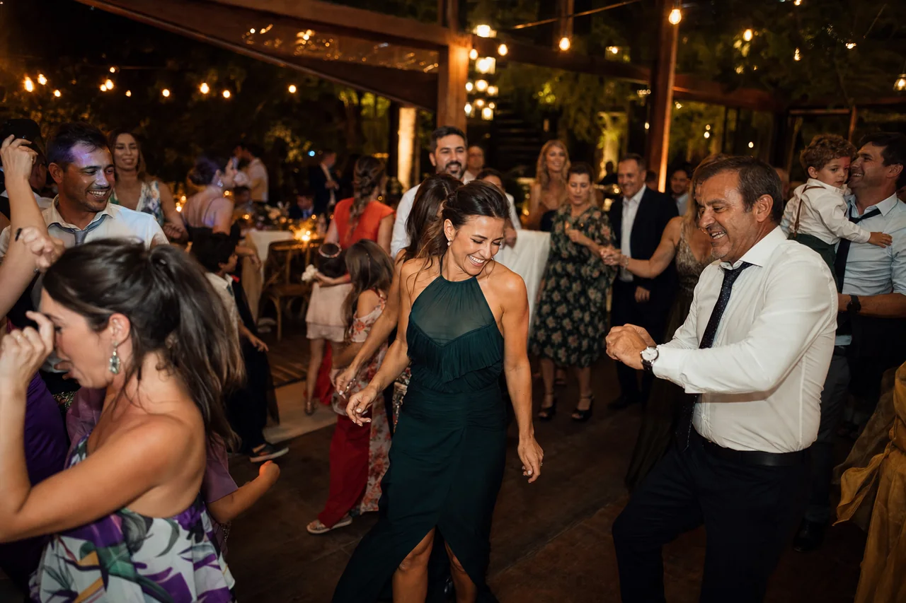 Invitados celebrando en la pista de baile