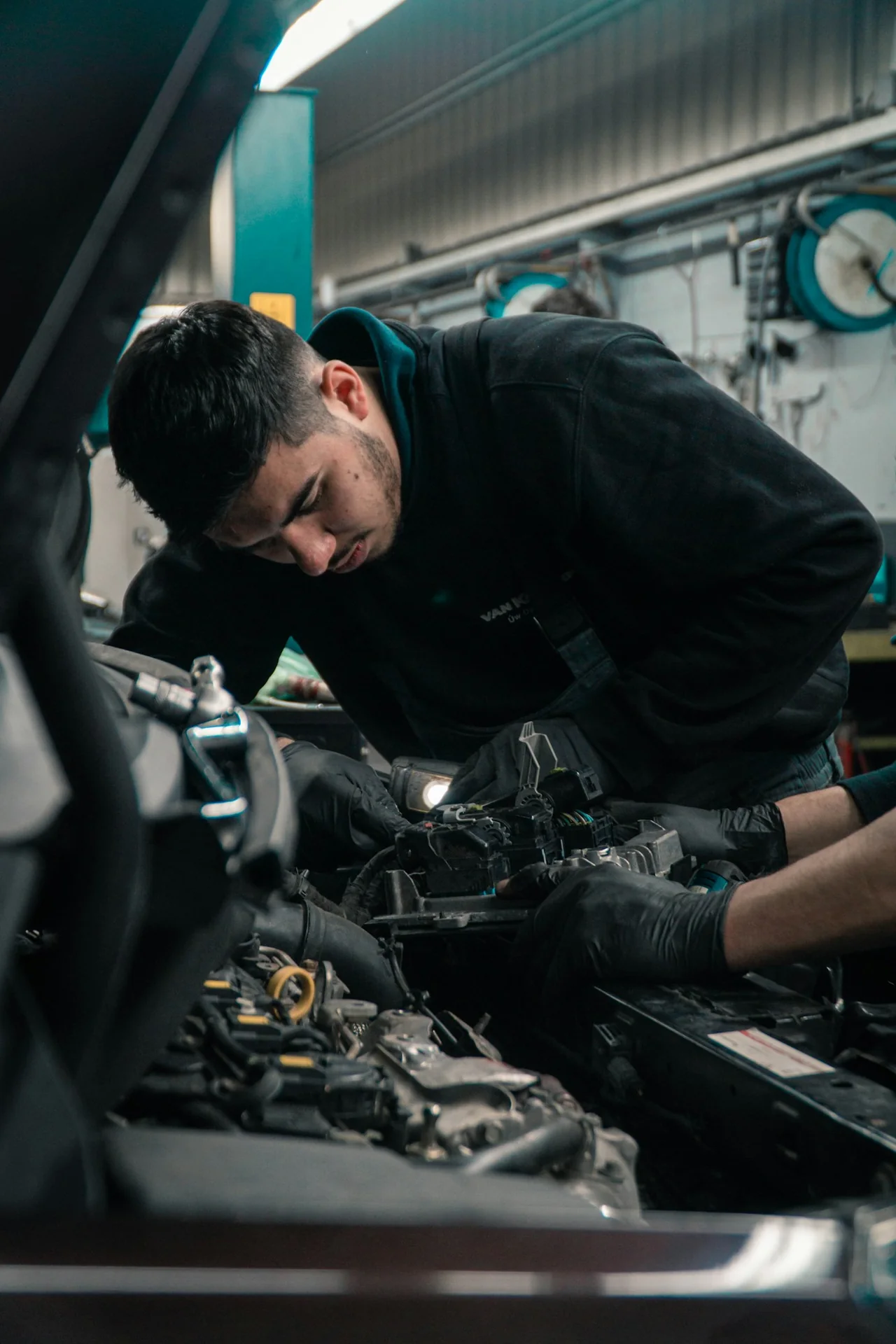 Mecánico de Auto Punto trabajando en el motor de un vehículo