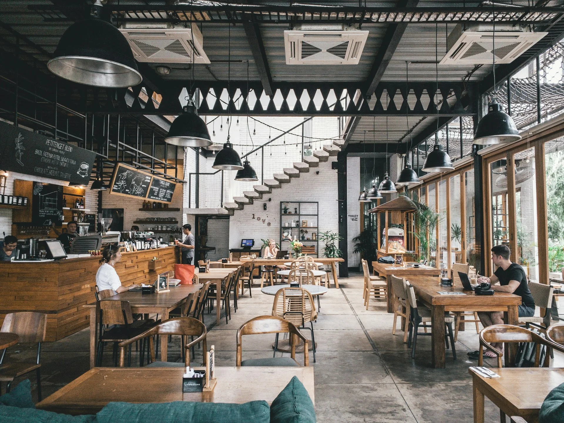 Restaurante de ambiente cálido